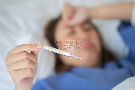 亚洲美女体温过低是用发烧来衡量的躺在床上给身体康复自己在家对患者进行医图片