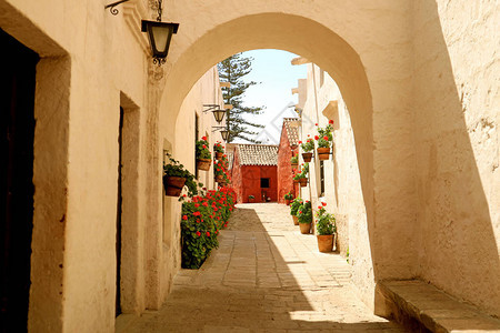 白拱门通向圣卡塔琳娜修道院的胡同图片