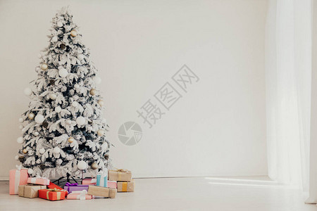 圣诞树带礼物加兰灯光图片