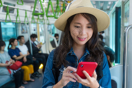 女人看火车厢里图片