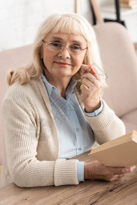 快乐的退休女与阿尔茨海默病串起图片
