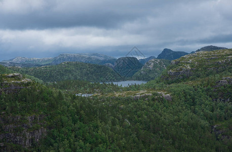在前往峡湾Lysefjord挪威的传教士讲坛岩途中的山脉自然和旅行背景Tjodnane湖图片