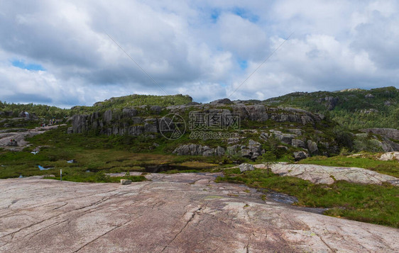 在前往峡湾Lysefjord挪威的传教士讲坛岩途中的山脉自然和旅行背景Tjodnane湖图片