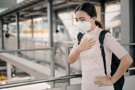 戴着N95口罩的女人图片