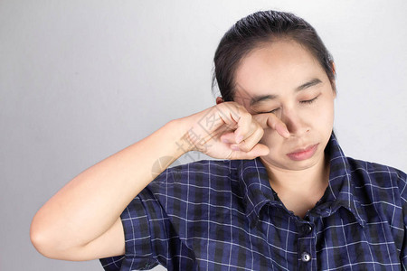 亚洲青年妇女眼部刺激过敏或从尘埃中痒图片