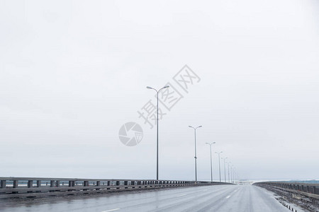 欧洲在多云和雨季山区风景观之间空自由的欧洲高速公路概念图片