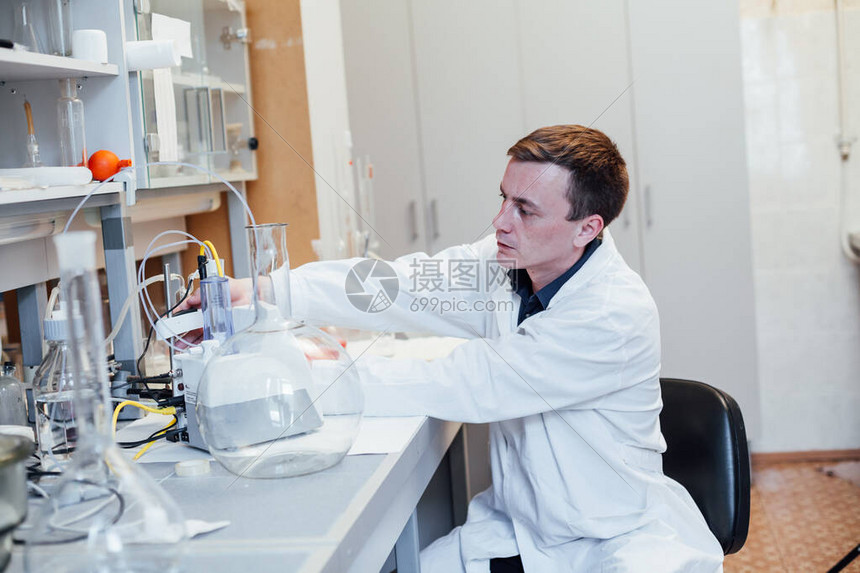 科学家在医学实验室进行化学实验高清图片下载-正版图片506274431-摄图网