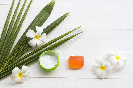 天然草本椰子擦洗护理表面皮肤表面用草本肥皂清洁剂椰子叶花素馨花排列平图片