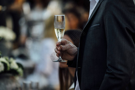 男人和女人在社交活动和婚礼上举杯盛酒图片