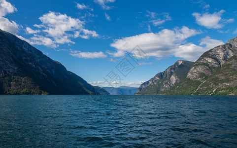 艾于兰峡湾挪威最长的峡湾松恩峡湾的一条狭窄茂盛的分支2019图片