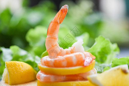 盘子上的柠檬鲜虾海鲜煮去皮虾图片