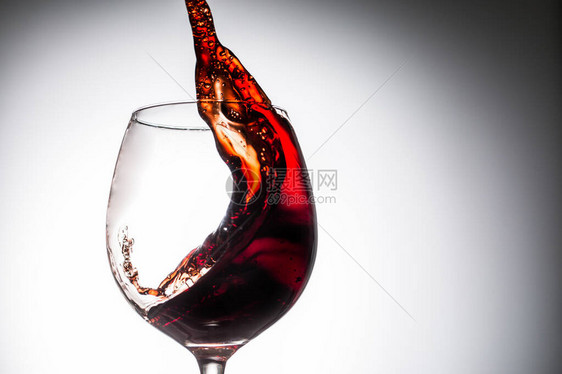 葡萄酒流倒入玻璃杯中葡萄图片