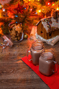 两杯可放在木桌和姜饼屋饼干罐和圣诞树上图片