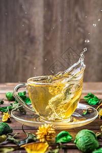绿色茶杯加透明杯子的绿茶图片