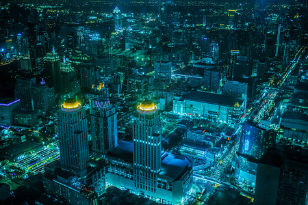 泰国BaiyokeSkyHotel的现代商业建筑交通曼谷黄昏图片