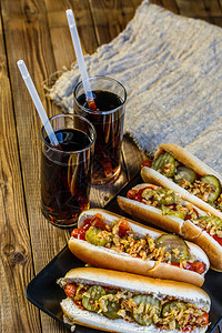 美国热狗有泡菜洋葱番茄酱芥末和木本底图片素材