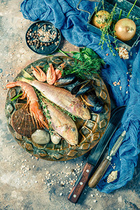 鱼虾鲑鱼的照片盘子里有蓝布香图片