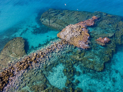 漂浮在透明海面上的桨板的鸟瞰图图片