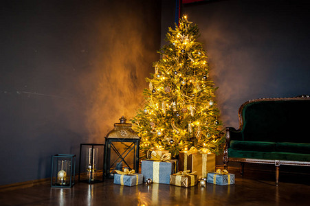 经典圣诞装饰室内房间树与黄金装饰的圣诞树现代白色古典图片