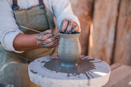 波特的手在陶匠的轮子上制造土器自然材料手造和创造力的概念图片