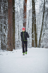 冬季森林树木间跑步运动图片