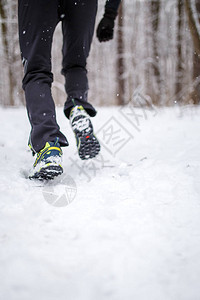 在雪地公园穿运动鞋的跑图片