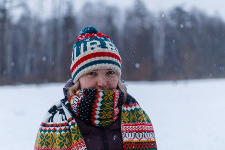 冬季森林中身戴编织帽背景模图片