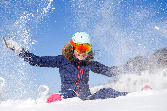 女运动员坐在雪地上冬天下雪的照图片