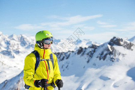 在雪山景观的背景下图片