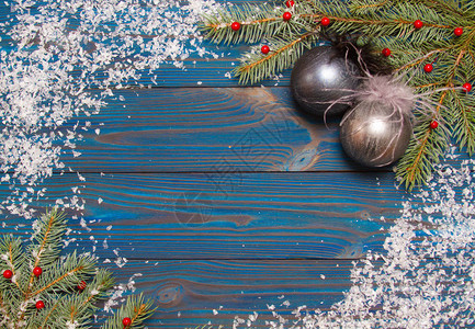 新年作文圣诞树分支和蛇纹石丝带蓝色木制背景上圣诞节图片