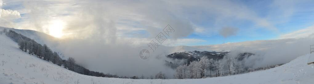 冬天晨光中的雪山卡帕提图片