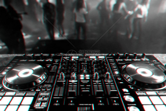 在夜总会混合电子音乐的专业DJ控制员图片