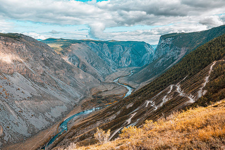 多云天气中美丽山脉背景下的山区河流全景山峡谷中的河流蓝天背景下山图片