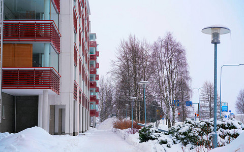 芬兰总统府现代住宅公寓和平面建筑的外部和室外新的豪宅和住宅综合体以及带路的街道城市房地产和公寓建筑背景