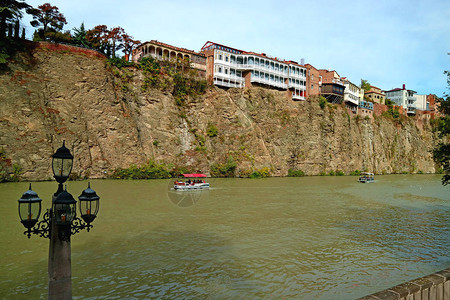 Mtkvari河悬崖上的旧建筑图片