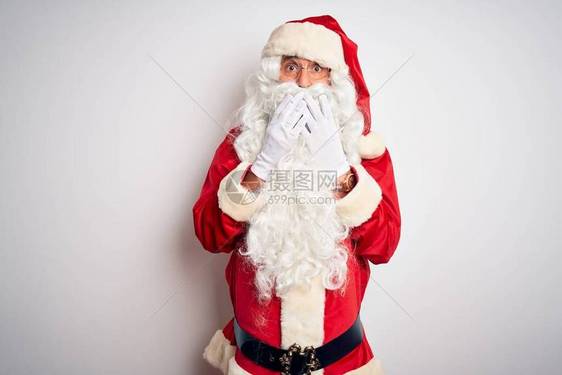 身着圣诞老人服装的中年英俊男子站在孤立的白人背景上图片