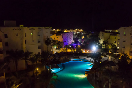 热带度假胜地现代蓝水游泳池夜景图片