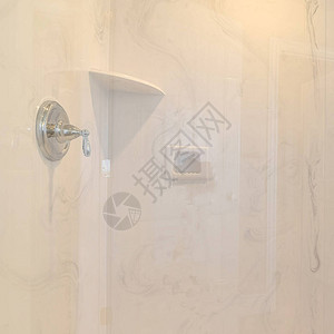 方形框架带玻璃屏风的白色大理石浴室淋浴带玻璃屏风的现代白色大图片