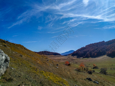 远山地区的宁静自然图片