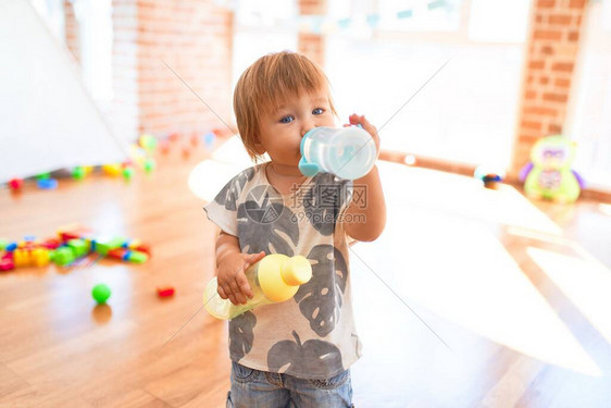 可爱的幼儿在幼儿园的许多玩具周图片