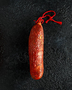 土猪肉辣椒和香料以生锈黑色背景制成的香肠balearicrawcreepfeelssobr图片