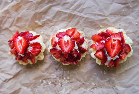 美味的松饼和鲜草莓在图片
