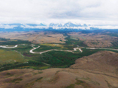俄罗斯阿尔泰山区北楚海脊背景的Kurai草原和Chuy图片