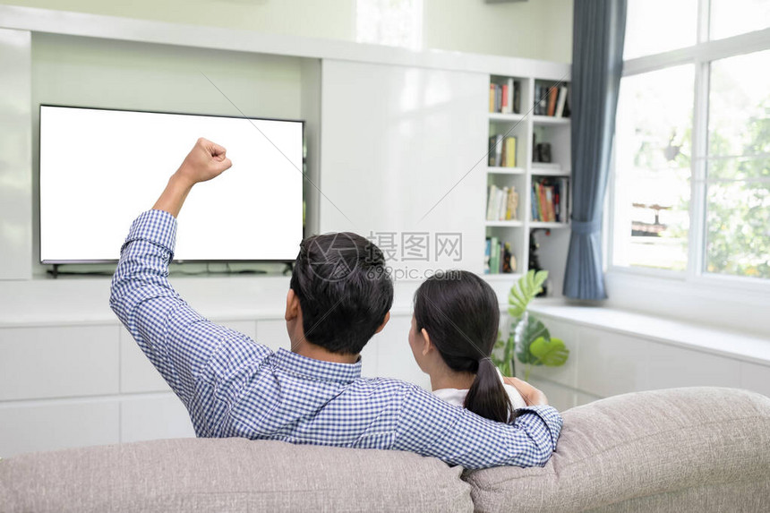年轻家庭男女在客厅一起看电视白背景电图片