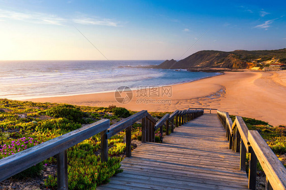通往葡萄牙阿尔加维阿尔热祖尔区普拉亚达阿莫雷拉海滩的木制走道从Amoreira海滩的全景在阿尔加维葡萄牙海滩和Aljezur河口图片