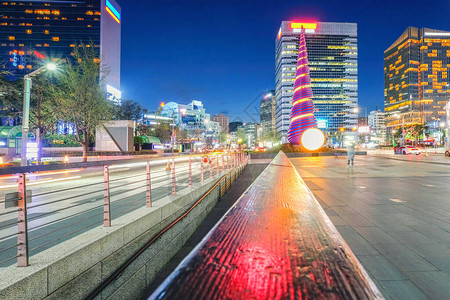 位于首尔市著名地标的Cheonggyecheon运河附近的壳牌塔纪念图片