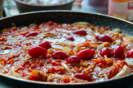 将热番茄酱煮成意大利面或意大利面图片