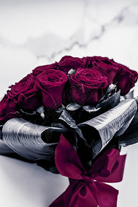 给她的礼物浪漫关系和花卉设计理念图片