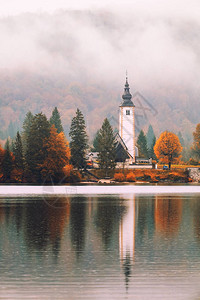秋天早上在斯洛文尼亚公园Triglav的Bohinj图片