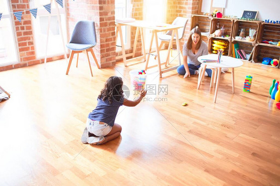 在幼儿园玩汽车的美教师和幼儿女图片